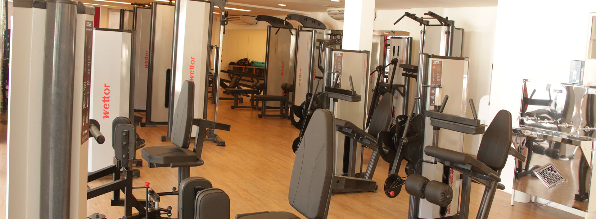 Sala de musculação com equipamentos Wettor